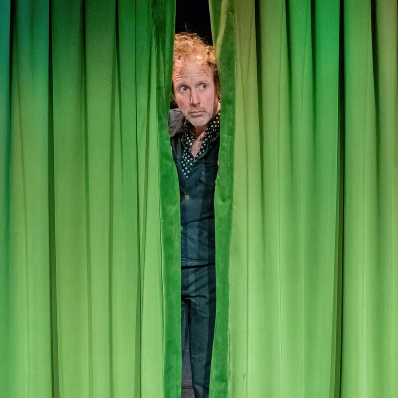 NRC vindt Als Mens ‘een van de beste voorstellingen’ van 2024